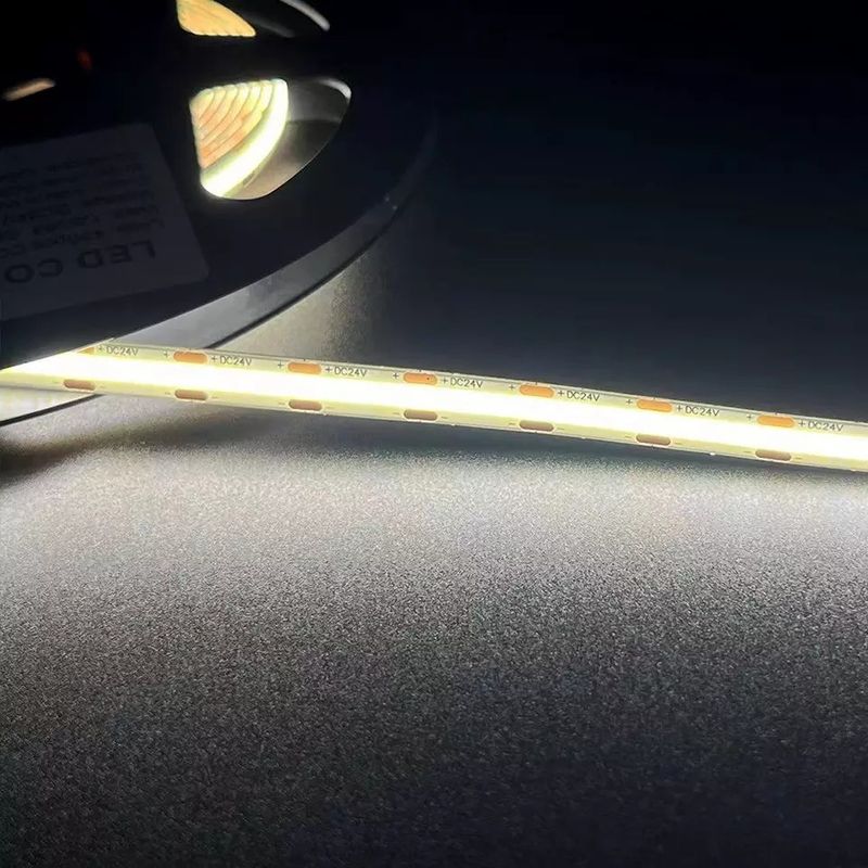 320Leds 柔軟なLEDストライプ 白/温かい白 DC24V 8mm 幅 統合 COB LEDライト