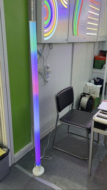 RGB LEDコーナーフロアランプ ホーム.ホテル.照明 現代のリビングルームのための装飾機能